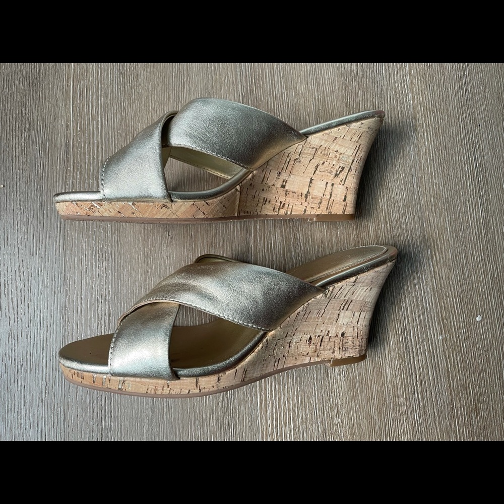 3.5” gold Lilly Pulitzer wedge sandals